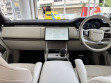 ステアリングの握り心地もさることながら、機能的に考えられ、スイッチ類を少なくすることでデザインの美しさ、素材の良さを際立たせるインテリア空間を作り出しました。