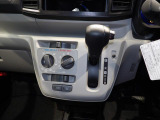 【インパネシフト】**操作性に優れたインパネシフトです。足元が広く、運転席からの移動もスムーズ。シンプルで使い勝手の良いデザインが、日々の運転を軽やかにします。