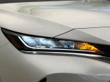 【LEDヘッドライト】悪天候や夜間走行時も良好な視界を確保し安心して運転できる高輝度LEDヘッドライトを装備!点灯速度が早く、消費電力も抑えられています。