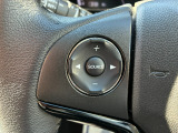 ステアリングから手を離さず操作できるオーディオスイッチを装備しています。