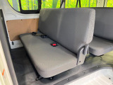 後部座席も気になるようなキズ・汚れやへたり等、大きなダメージはなく、良好な状態です。