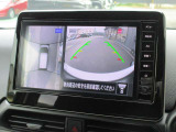 自車を真上から見下ろすように映し出すので周囲の状況が分かるアラウンドビューモニター搭載。フロントカメラとしても使用できます。車庫入れなど苦手な人の頼りになる助っ人です。