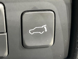 【パワーバックドア】スマートキーや運転席のボタンを押すだけでリアゲートが自動で開閉します!荷物を持っている時や、高い位置にあるバックドアを閉める際に便利な機能です♪