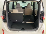 【ラゲッジルーム】後部座席を倒せば大きな荷物も積むことが出来ます!!大きなゴルフバックなどもつめます。