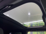 【ガラスルーフ】ガラスルーフ搭載で車内の解放感が一気にアップ!開放的なドライブをお楽しみいただけます。