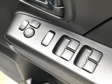 【電動格納ミラー】サイドミラーは電動格納式となっており、狭い駐車場でもキズがつくリスクを抑えられます。