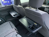 後部座席前方には、テーブルとドリンクホルダーが付いております。