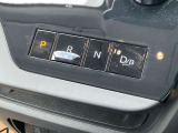 スイッチタイプのシフトになっております。スイッチにすることで、運転をよりしやすく、また、運転席周りを広くご利用いただけます。