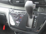 使い勝手の良い位置に配置された操作性の良いシフトレバーになってます。