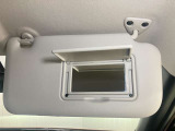 【運転席サンバイザー】鏡が付いているのでメイク直しなどにも便利★