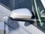 対向車や歩行者が認識しやすいサイドターンランプ付カラードドアミラー