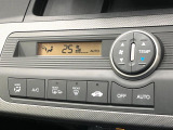 【オートエアコン】一度お好みの温度に設定すれば、車内の温度を検知し風量や温度を自動で調整。暑い&hellip;寒い&hellip;と何度もスイッチ操作をする必要はありません。快適な車内空間には必須の機能ですね♪