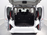 【ラゲッジ】開口部が広く、荷物の積み下ろしがスムーズです。シートアレンジでさらに広いスペースを作れるため、お買い物やレジャーにも重宝します。内部も傷が少なく、清潔に保たれているおすすめの状態です。