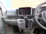 オートエアコンでとシフトノブは操作しやすい位置にあります。リヤヒーターや運転席ヒーター付きシートでオールシーズン快適です。