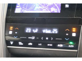 フルオートエアコンが装備されています!お好みの温度設定をするだけでエアコンの風量やモードの切り替えを自動でコントロールしてくれます!ユーザーの操作が少なく燃費走行にもつながります!