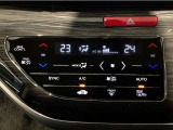 オートエアコンは左右席で独立温度コントロールが可能です。運転席はキンキンに冷やして助手席はマイルドにと言った設定が可能です☆暑さ寒さでケンカすることもなくなりますね♪