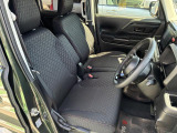 フロントシートはベンチシートです。インパネシフトで足元は広々。運転席と助手席はウォークスルーできます。
