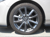 18インチ純正アルミホイールを装備。タイヤサイズは215/45R18となります。