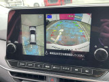 車を真上から見ているように、周囲の状況を把握しながら安心して駐車が行えるアラウンドビューモニター装備!