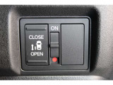 乗り降りラクラクな片側パワースライドドアが装備されてます。運転席からもリモート操作が可能です。外からはリモコンキーで開閉することができます。巻き込み防止機能もありますので安心です。