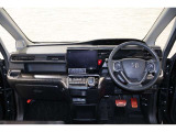 操作性に優れた運転席となります!小物入れや各ボタンの配置にこだわり、使いやすいです!座り心地もよく視認性も良好なのでロングドライブもお任せ下さい!