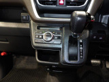 インパネシフトなので、操作がしやすく足元もすっきり! オートエアコンなので、車内の温度を自動調整してくれます。