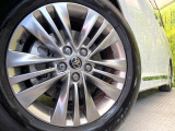 【純正アルミホイール】外観にマッチした純正アルミホイールを装着しております。各種社外アルミホイールや、スタッドレスタイヤも取扱いしております。是非ご相談ください♪