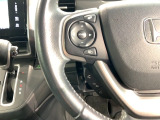 ステアリングにオーディオ操作スイッチが付いています。オーディオ画面に直接タッチしなくても操作が出来ますので、運転に集中できます。