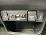前席の左右別々のシートヒータースイッチが付いています。HiとLoの2段階で温度設定ができます。 スイッチの間にはアクセサリーソケットとETCがついており、高速道路の料金所の通過も楽々です!。