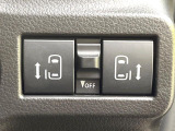 【両側パワースライドドア】スマートキーや運転席のスイッチで後席両側スライドドアの開閉が可能♪電動だから力を入れてドアを開ける必要が無く、小さなお子様でも簡単に開け閉めでき快適です♪