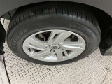外観にマッチした純正アルミホイール装着しています。各種社外アルミホイールやスタッドレスタイヤも取扱いしております。是非ご相談ください♪
