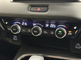 【左右独立オートエアコン】左右独立型、いわゆるデュアルエアコンです。運転席と助手席でそれぞれお好みの温度を設定可能です。