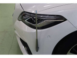 右側の運転席から最も遠く、把握しづらい車体左前方の距離感覚を視覚的にサポートしてくれるフェンダーポール(固定式)を装備しています。狭い場所での運転に効果を発揮してくれます。
