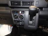 インパネ回りの画像です。インパネシフトで足元広々!&オートエアコンで一年中快適です。