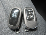 スマートキー付!キーを取り出さなくてもドアロックの施錠・開錠、エンジンの始動が出来ます!雨の日や荷物の多い日にとても便利ですね♪