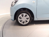 【フロントタイヤ】**ホイールやタイヤも良好な状態で、足元から整った印象です。4WDの安定した走りを支える重要な部分。清潔感にこだわり、安心してお選びいただけるコンディションです。