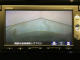 【バックカメラ】運転が苦手な方も車庫入れラクラクです!ギアをリバースに入れれば自動的に切り換わりますので、面倒な操作は不要です♪狭い駐車場もお車を傷つけず安心ですね!