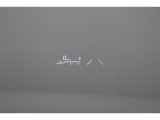 ヘッドアップディスプレイ(HUD)です。運転に必要な情報をフロントガラスの視野内に投影することで視線を外さず確認できます。焦点移動が少なくて済むので安全性の向上に貢献します。