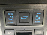 【パワーバックドア】スマートキーや運転席のボタンを押すだけでリアゲートが自動で開閉します!荷物を持っている時や、高い位置にあるバックドアを閉める際に便利な機能です♪
