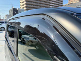 雨・雪の侵入防止、タバコ・ペットの換気、駐車時のセキュリティ(隙間隠し)に有効なサイドバイザー装着車。