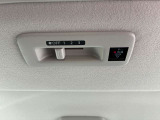 車内の空気を循環し後席まで素早く快適にしてくれるシーリングファン(プラズマクラスター搭載)♪暑い季節もムラなく涼しく、快適さがUP!エアコン前に扇風機を置くと効率が良いと言われる、あの発想ですw