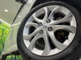 【純正15インチアルミホイール】外観にマッチした純正アルミホイールを装着しております。各種社外アルミホイールや、スタッドレスタイヤも取扱いしております。是非ご相談ください♪