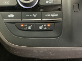 運転席/助手席シートヒーターで寒い日もすぐに温かくなり快適に過ごせます。2段階の温度調整が可能です