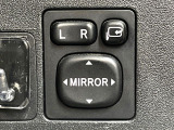 【電動格納ミラー】サイドミラーは電動格納式となっており、狭い駐車場でもキズがつくリスクを抑えられます。