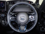 ハンドル左側にはオーディオ操作が出来るオーディオリモートコントロールスイッチ、右側にはHonda SENSINGとオートクルーズコントロールのスイッチを装備!