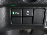 パーキングセンサーや横滑りを防ぐVSA等のスイッチ類は運転席の右側、手の届きやすい位置にあります。