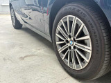 BMW純正アルミホイールです。納車時にはアルミホイールコーティングも承っております!是非ご検討下さいませ。