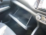 車検証などの嵩張るお荷物は、助手席前の大型のグローブBOXにお入れ下さい☆