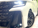 【三眼LEDヘッドライト】スタイリッシュな見た目の三眼LEDヘッドライトを装備♪スタイルだけでなく、夜間の走行も視界良好で安心してお乗りいただけます。