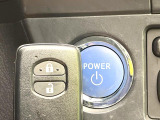 【スマートキー】カバンやポケットに入れたままでもドアの施錠・解錠が可能なスマートキーを装備。エンジンのオン・オフ時もカギを取り出す必要が無いからとっても便利です♪